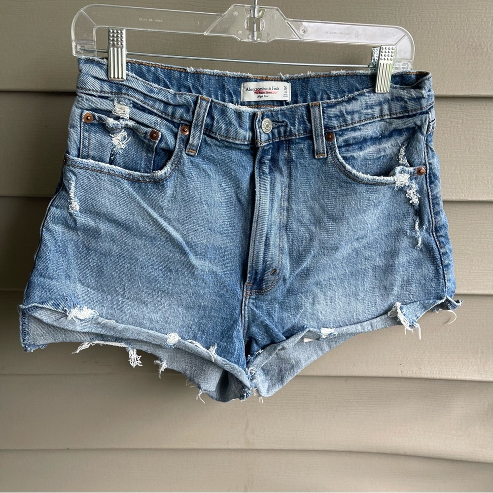 Abercrombie & Fitch The Mom Short High Rise Woman’s Sz 30/10 DISTRESSED Cut‎ Off
